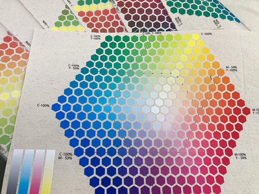 究極のカラーチャート・ヘキサゴン型で数千のインク色を網羅 
